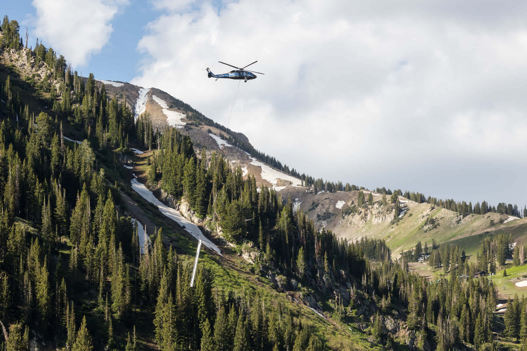 Removing a Sunnyside lift tower via helicopter