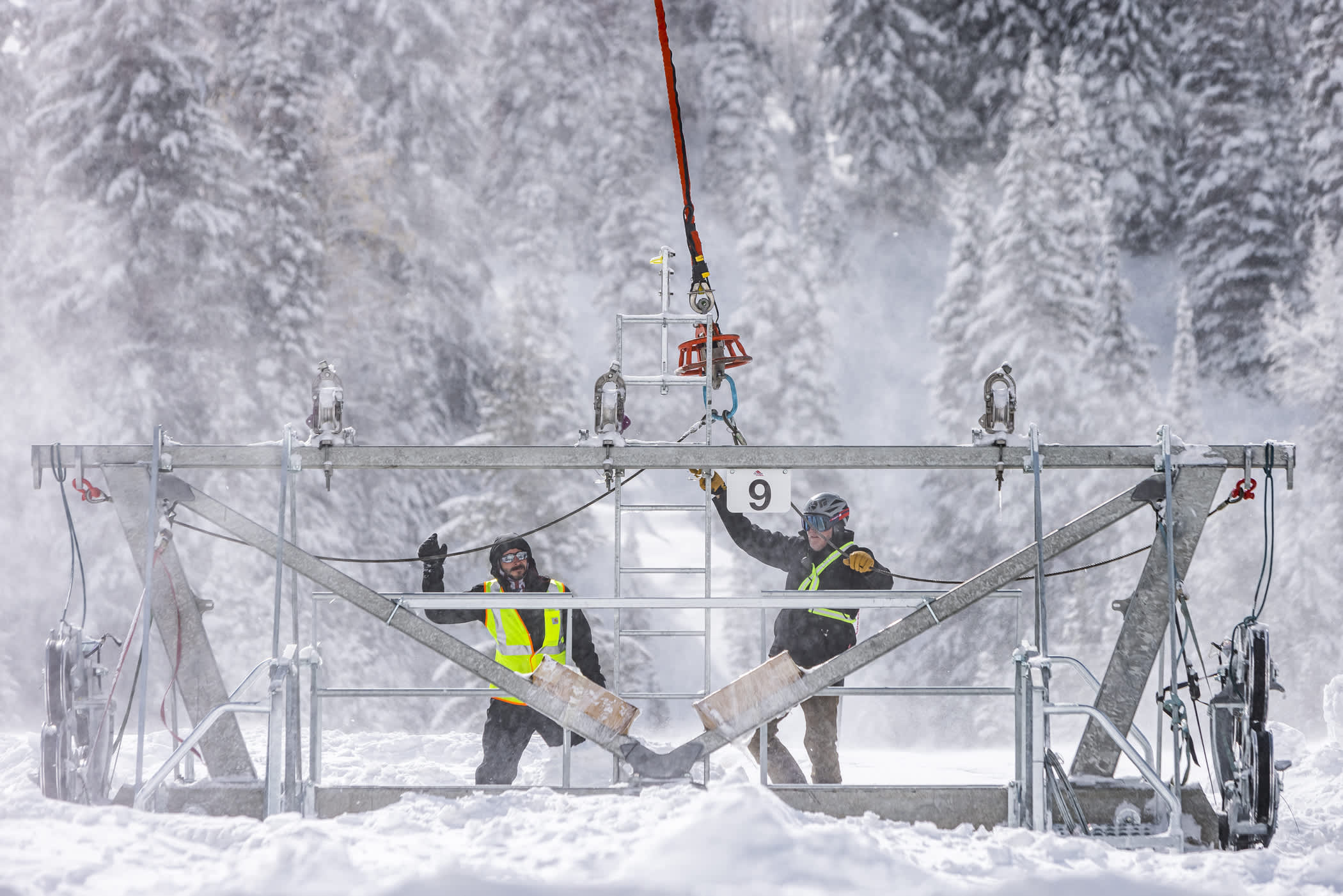 Lift tower cross bars prepared for flight | Photo: Rocko Menzyk