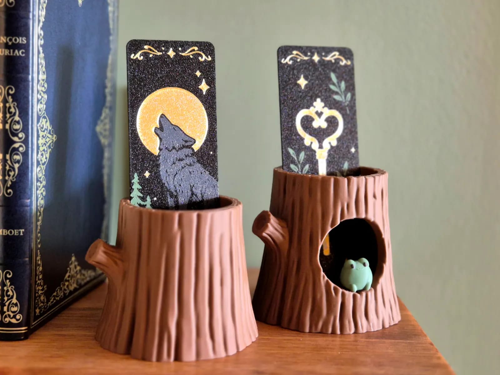 Bookmark Holder Tree Stump — 3D printed model photographed in studio
