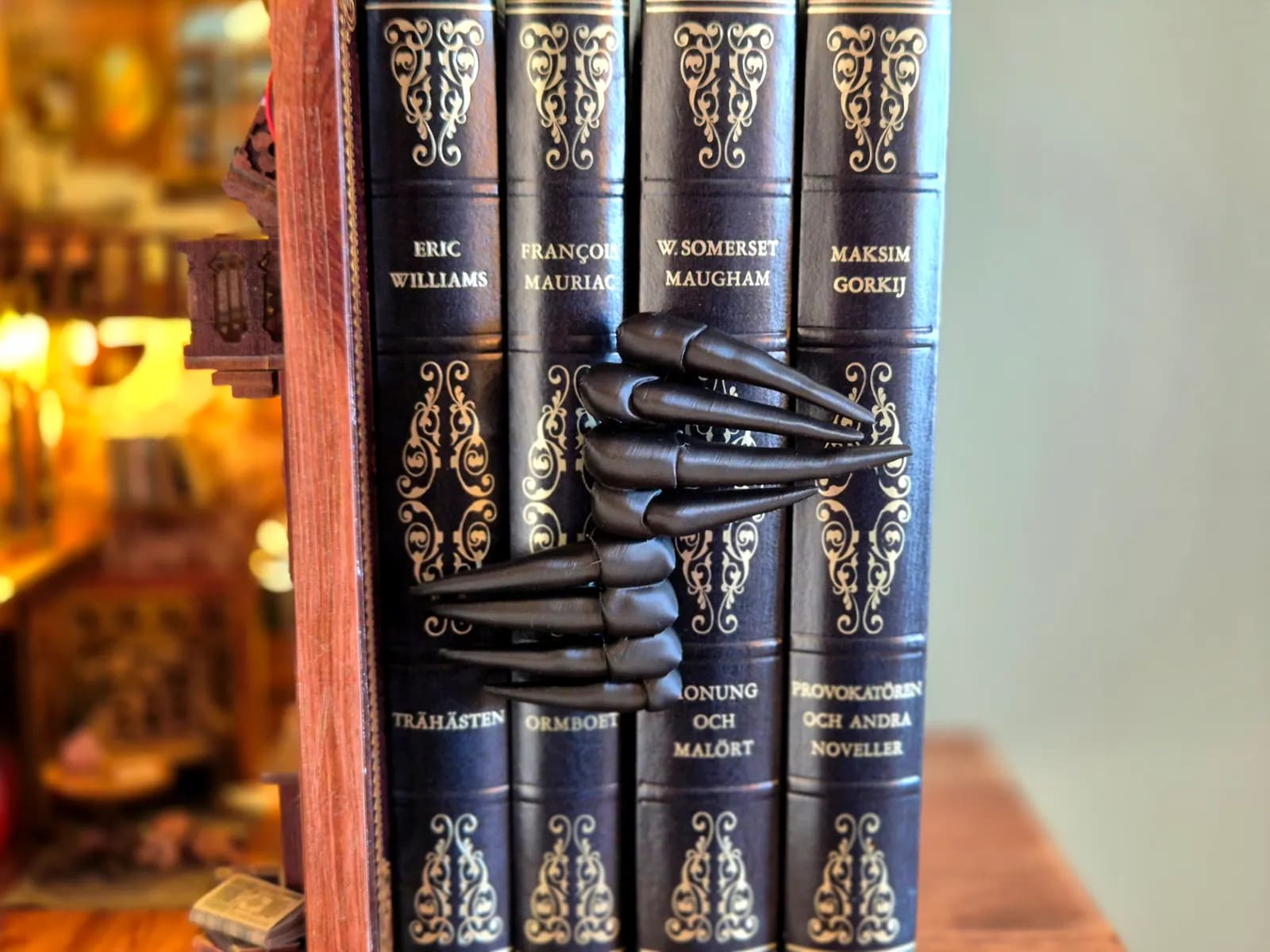 Claw Spine Hugger Bookshelf Insert Decor — 3D printed model photographed in studio