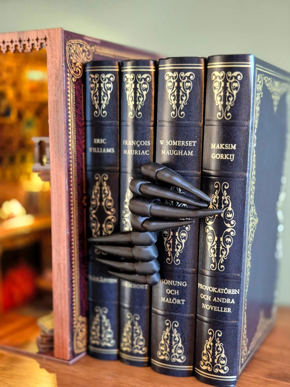 Claw Spine Hugger Bookshelf Insert Decor, gallery image 2