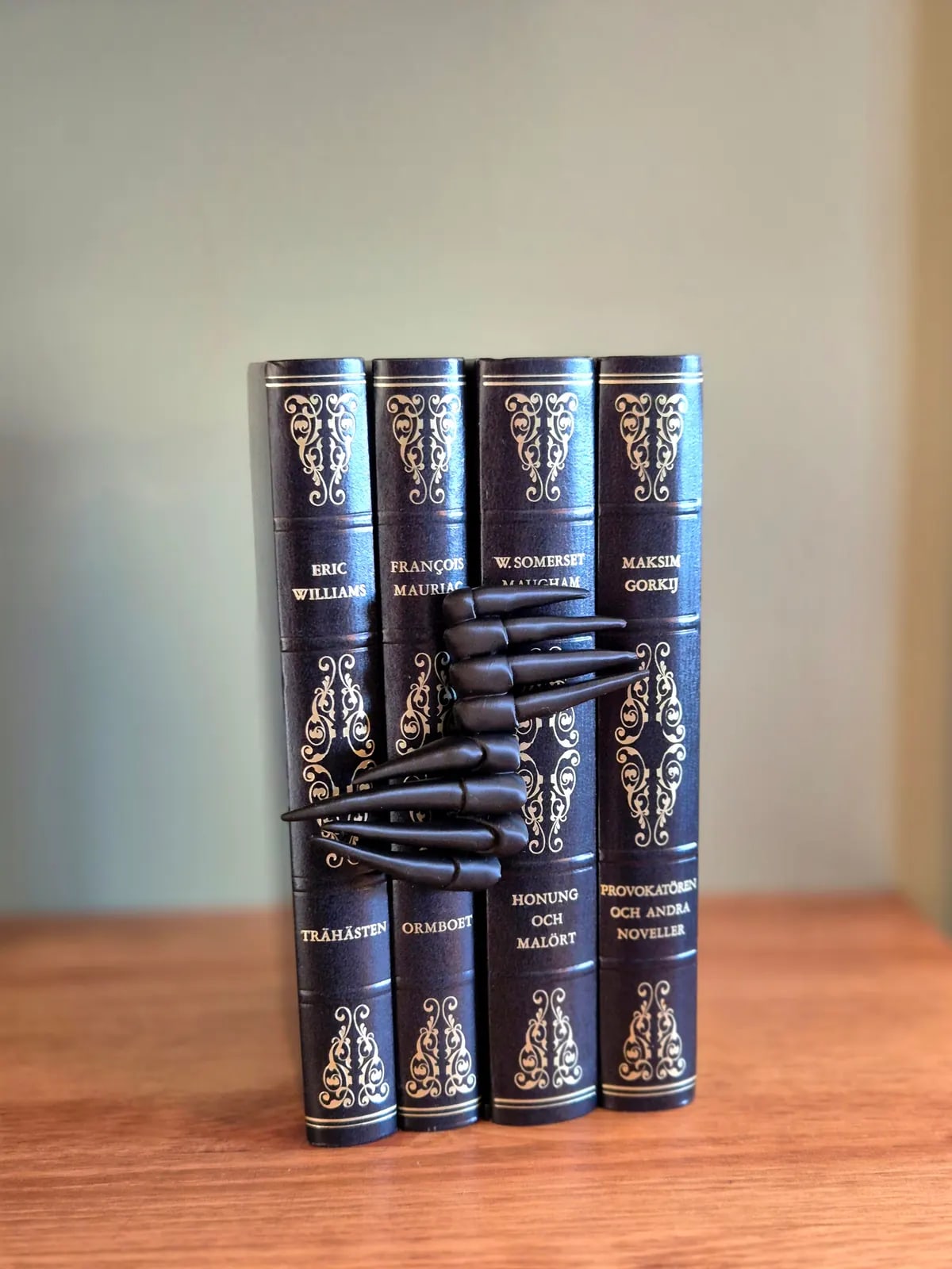 Claw Spine Hugger Bookshelf Insert Decor, gallery image 6