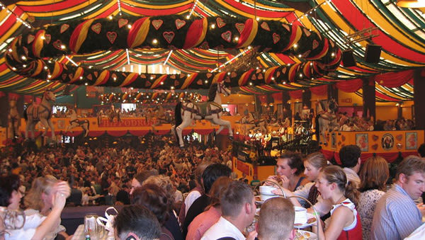 Oktoberfest_inside_Hippodrom2