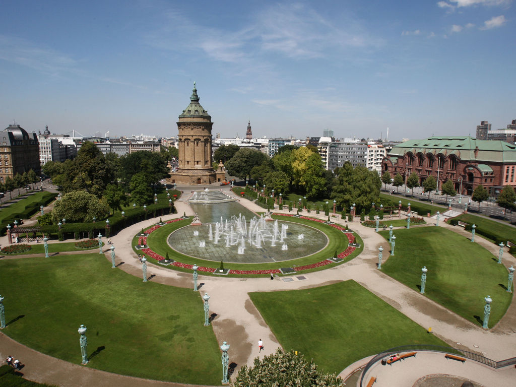 Der_Friedrichsplatz_und_der_Wasserturm