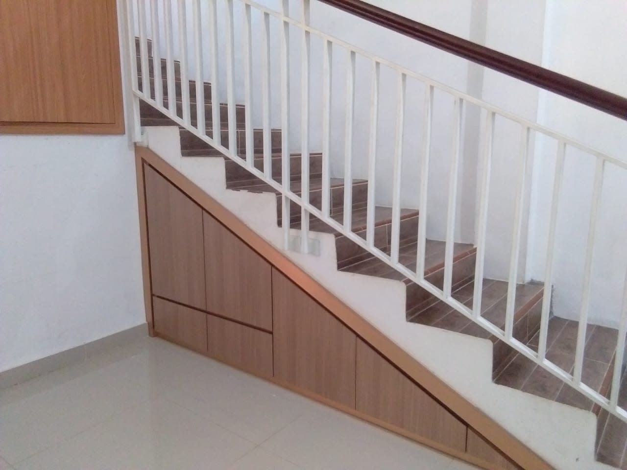 Lemari Bawah Tangga
