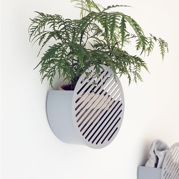 Diagonal Wall Basket von Swedish Ninja-befüllbare Metallkörbe für jeden Wohnbereich