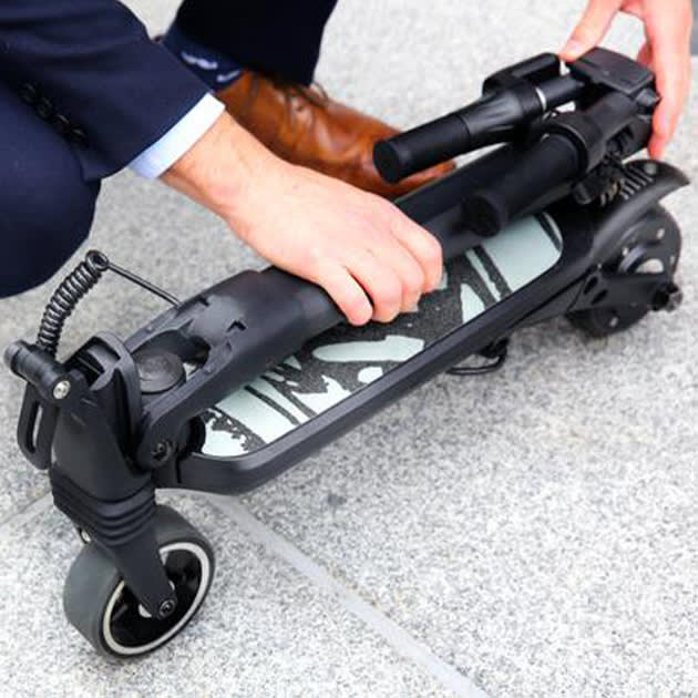 Extrem kleiner, faltbarer E-Scooter Mini Falcon. Passt in den Rucksack