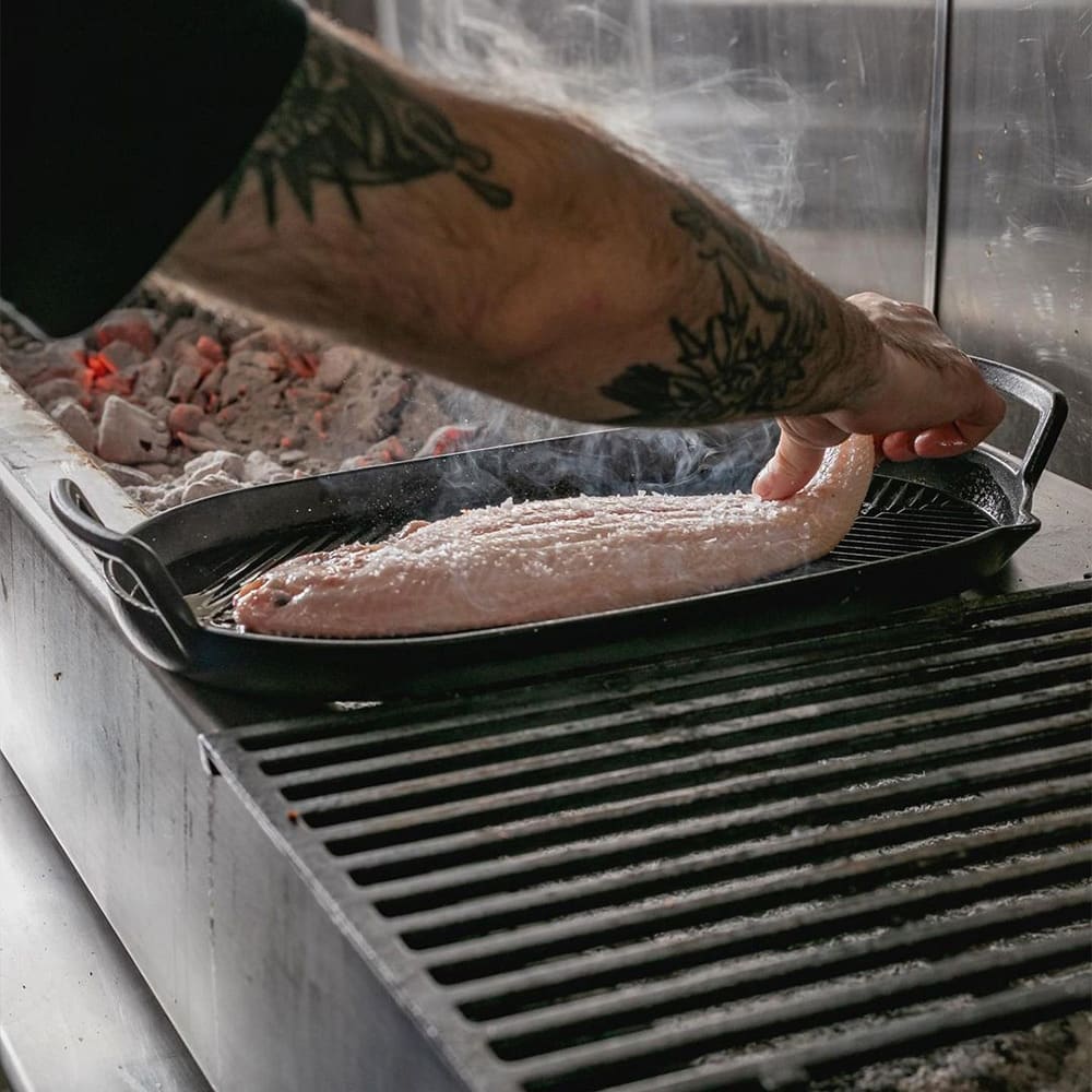 C6 Gusseisen-Fischgräten-Grillpfanne mit zwei Kochfeldern von Crane