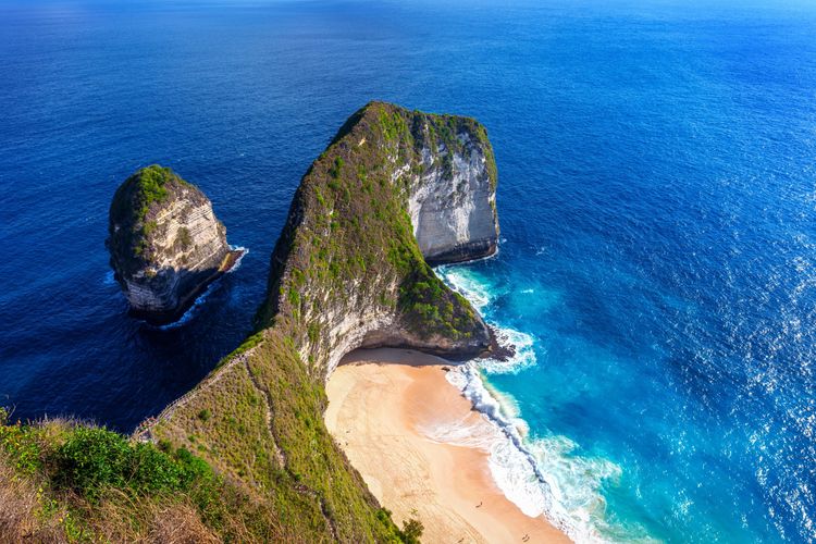 https://res.cloudinary.com/amaze-vacations/image/upload/v1764670542/amaze-vacations/uploads/medium_kelingking_beach_nusa_penida_island_bali_indonesia_2f04245a42.jpg