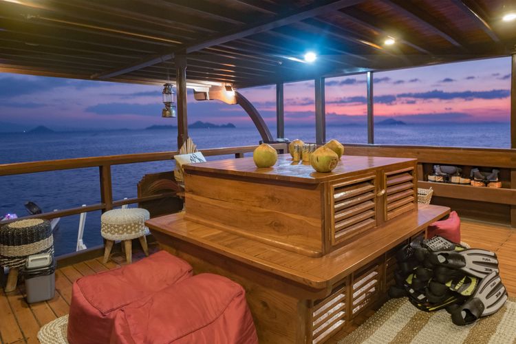 medium_DIVING DECK - TABLE.jpg