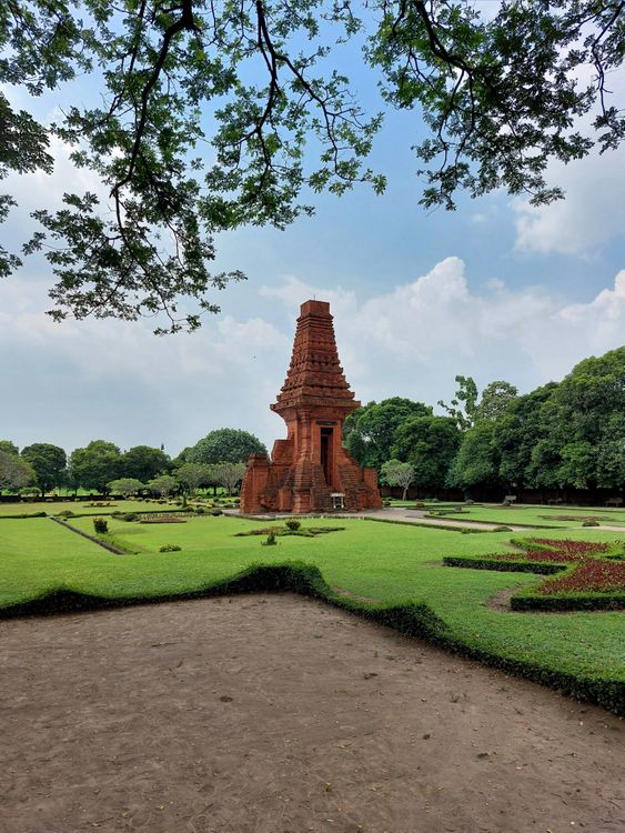 11 Days: Fire, Stone & Sea, an Overland Quest Across Java to Bali