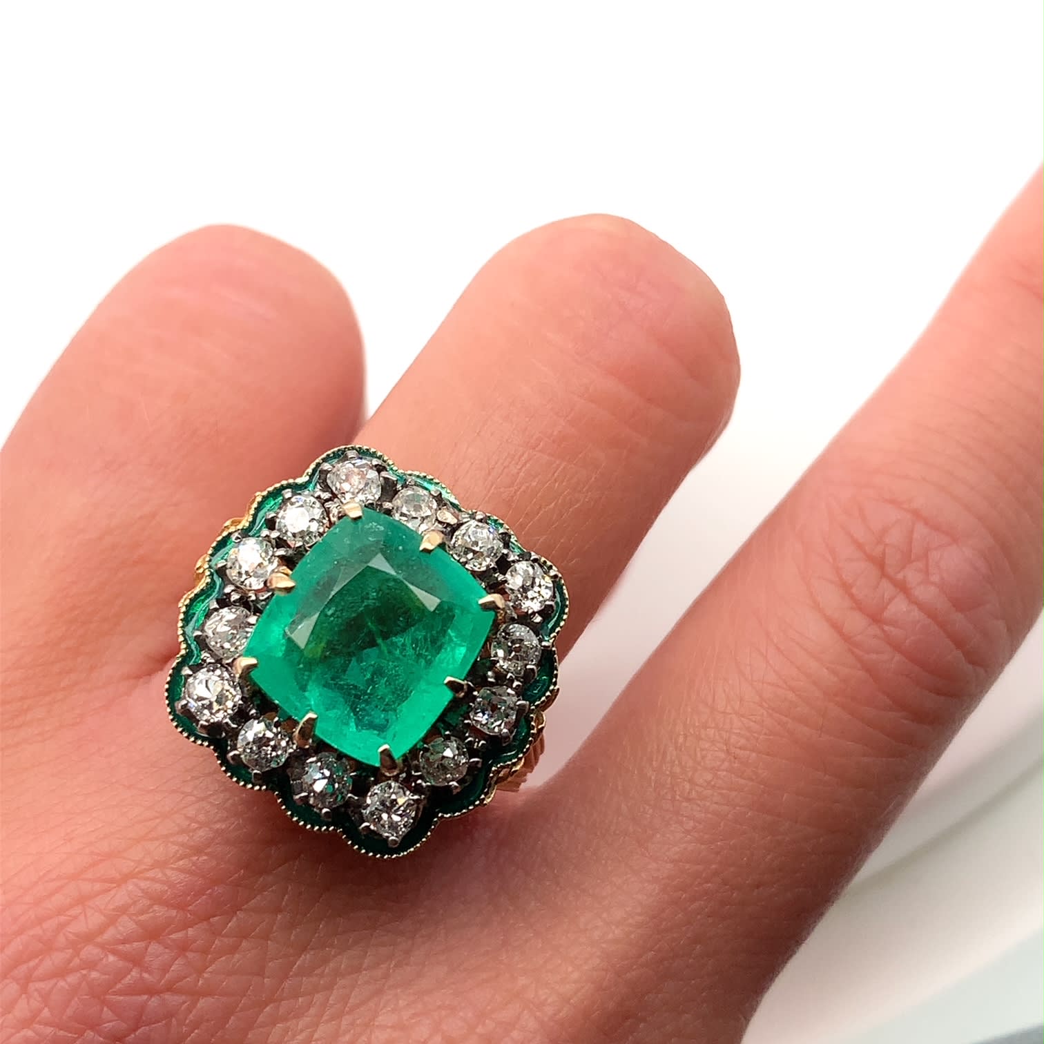 Emerald and diamond cocktail ring yellow gold - Image 2