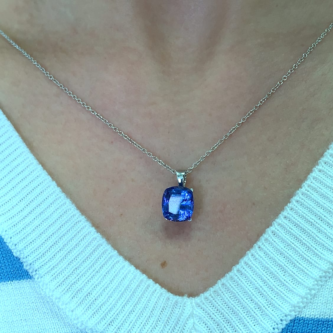 Tanzanite cushion cut pendant necklace 18k white gold - Image 2