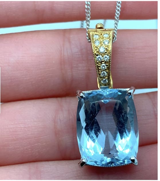 Aquamarine and diamond pendant necklace 18k gold - Image 4