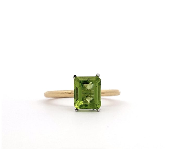 Discover the beauty of this elegant green peridot emerald cut 1.90ct gemstone ring, featuring a stunning peridot emerald-cut stone that captures the light beautifully. The delicate 18k yellow gold band adds a touch of sophistication, making it perfect for both everyday wear and special occasions. Accompanied by valuation