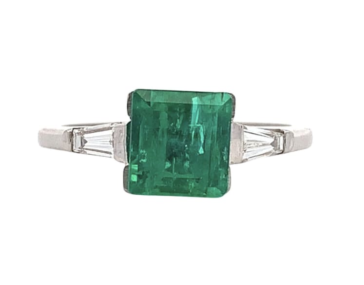This stunning green Colombian emerald ring showcases a vibrant green Colombian gemstone, expertly cut to highlight its natural beauty.