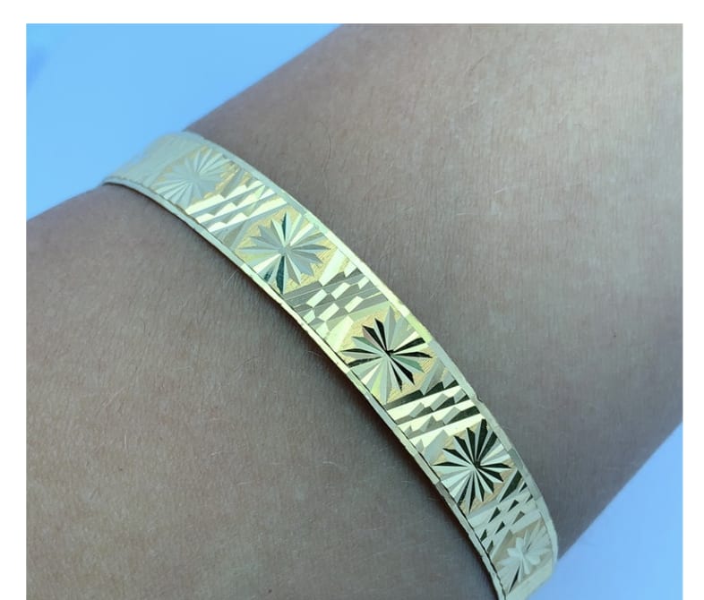 18K Yellow gold patterned bangle bracelet - Image 2