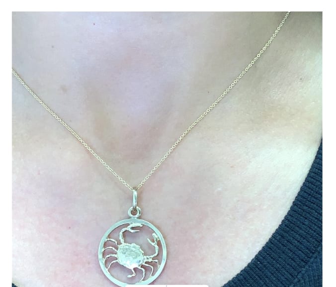 Cancer zodiac pendant necklace yellow gold - Image 3