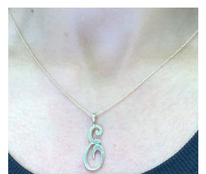 Initial personalised pendant necklace yellow gold - Image 3