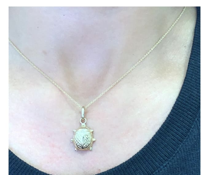 Ladybird ladybug pendant necklace yellow gold - Image 3