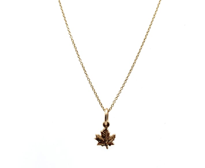Canadian maple pendant necklace yellow gold