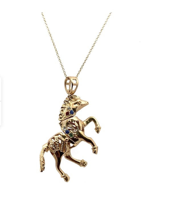 Moving horse pendant necklace yellow gold - Image 5