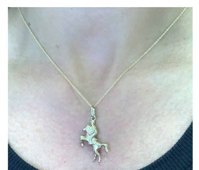 Equestrian horse pendant necklace yellow gold - Image 3