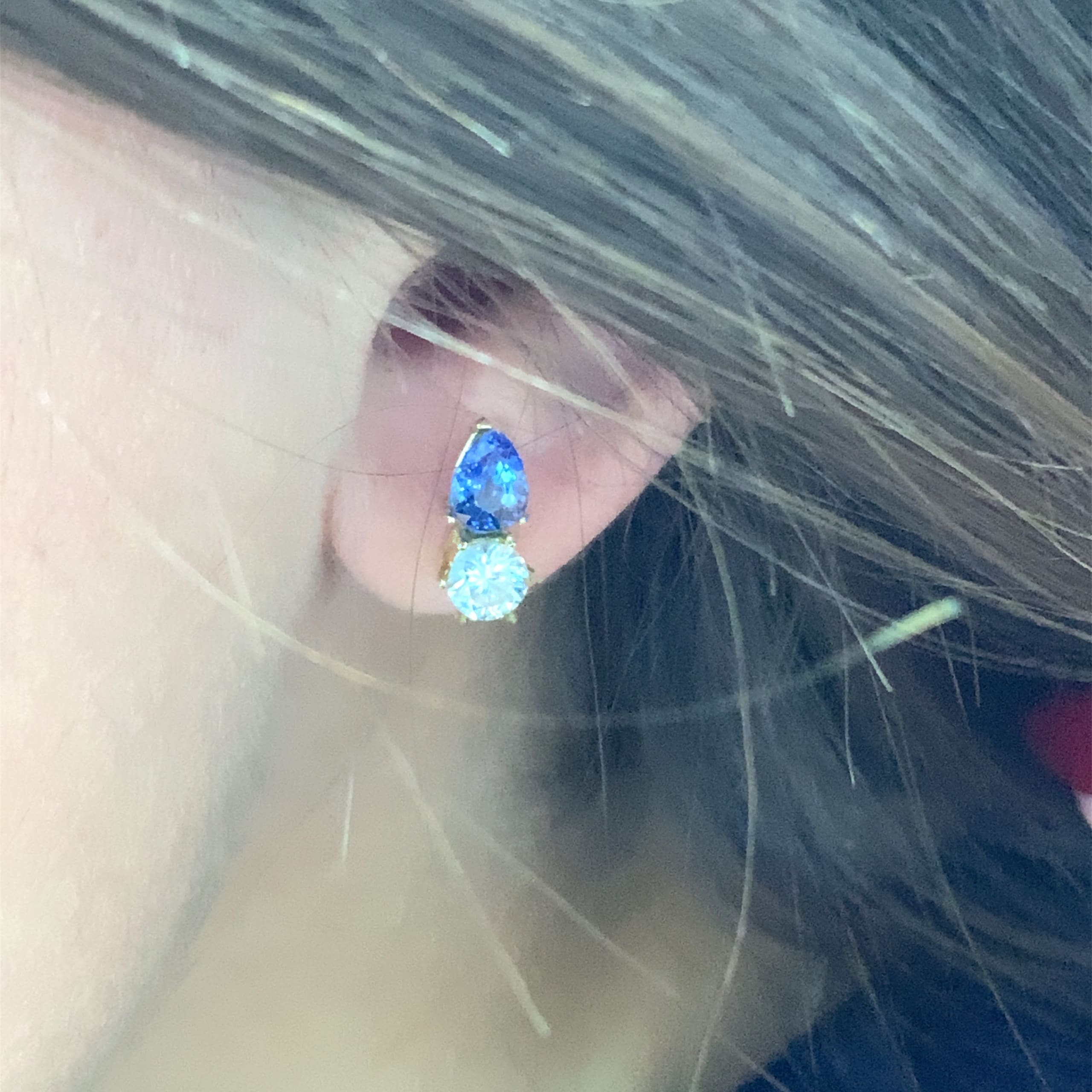 Amelllas blue sapphire and diamond jewellery 18k yellow gold