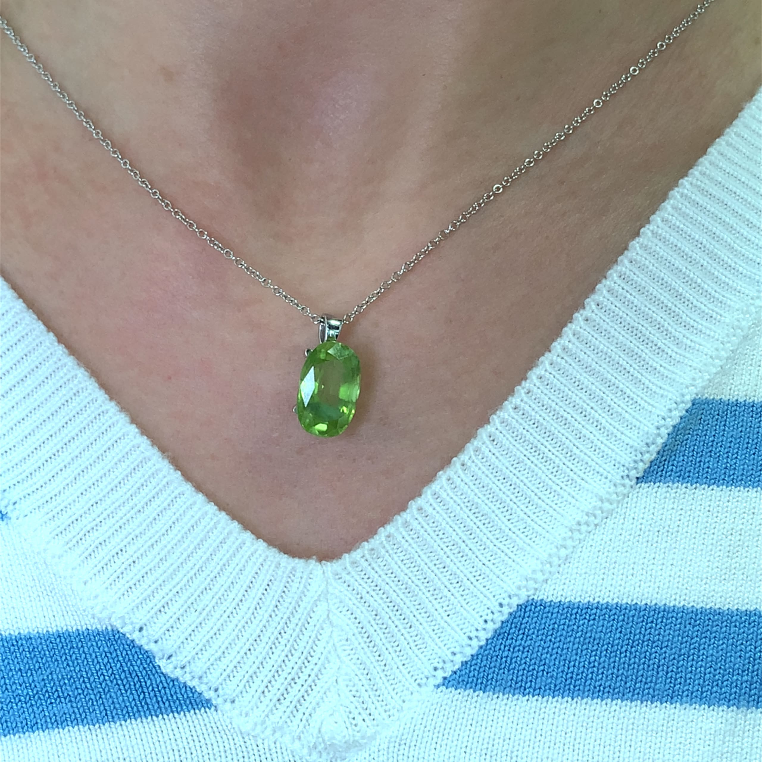 Green peridot pendant necklace 18k white gold - Image 2
