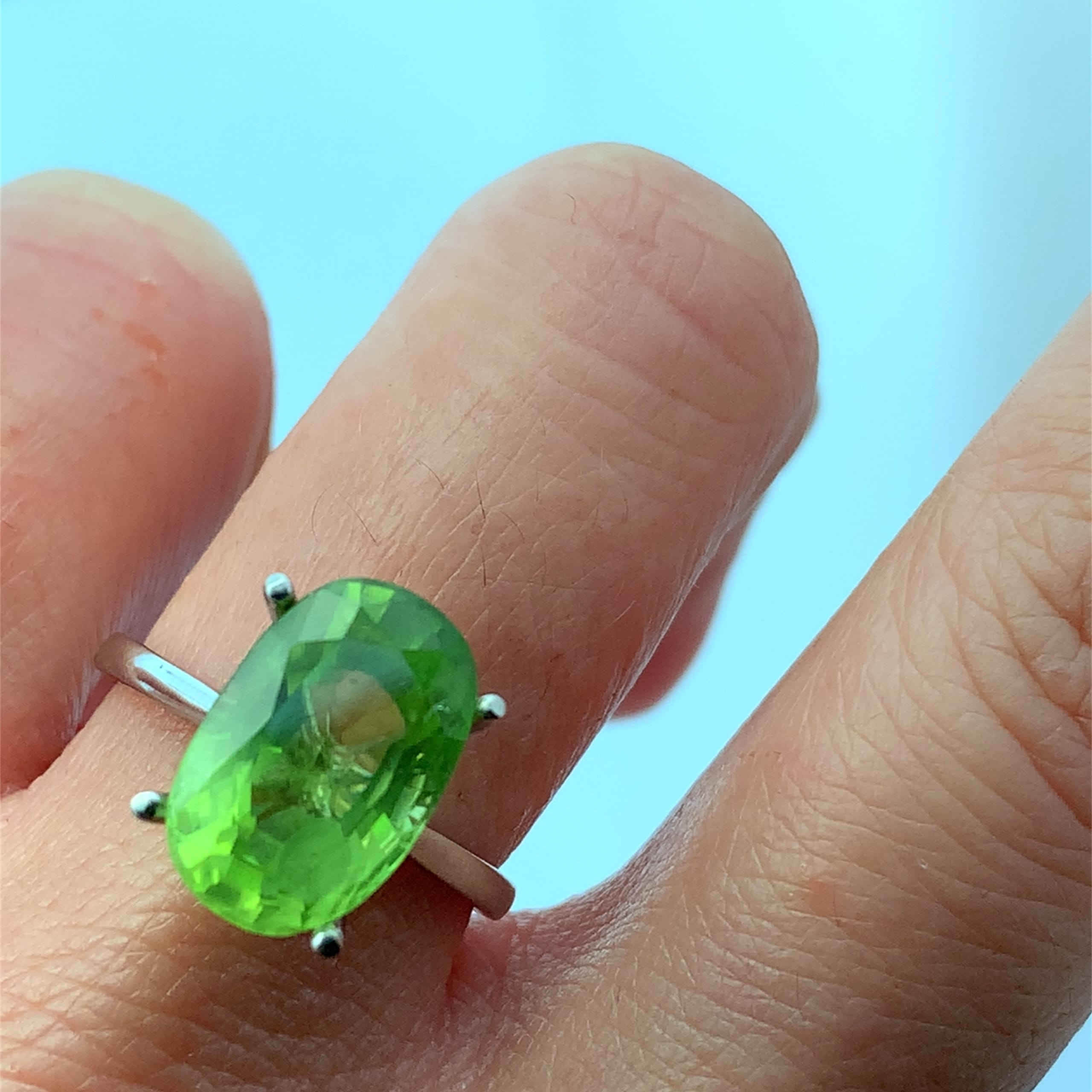 Green peridot cocktail ring 18k white gold - Image 2
