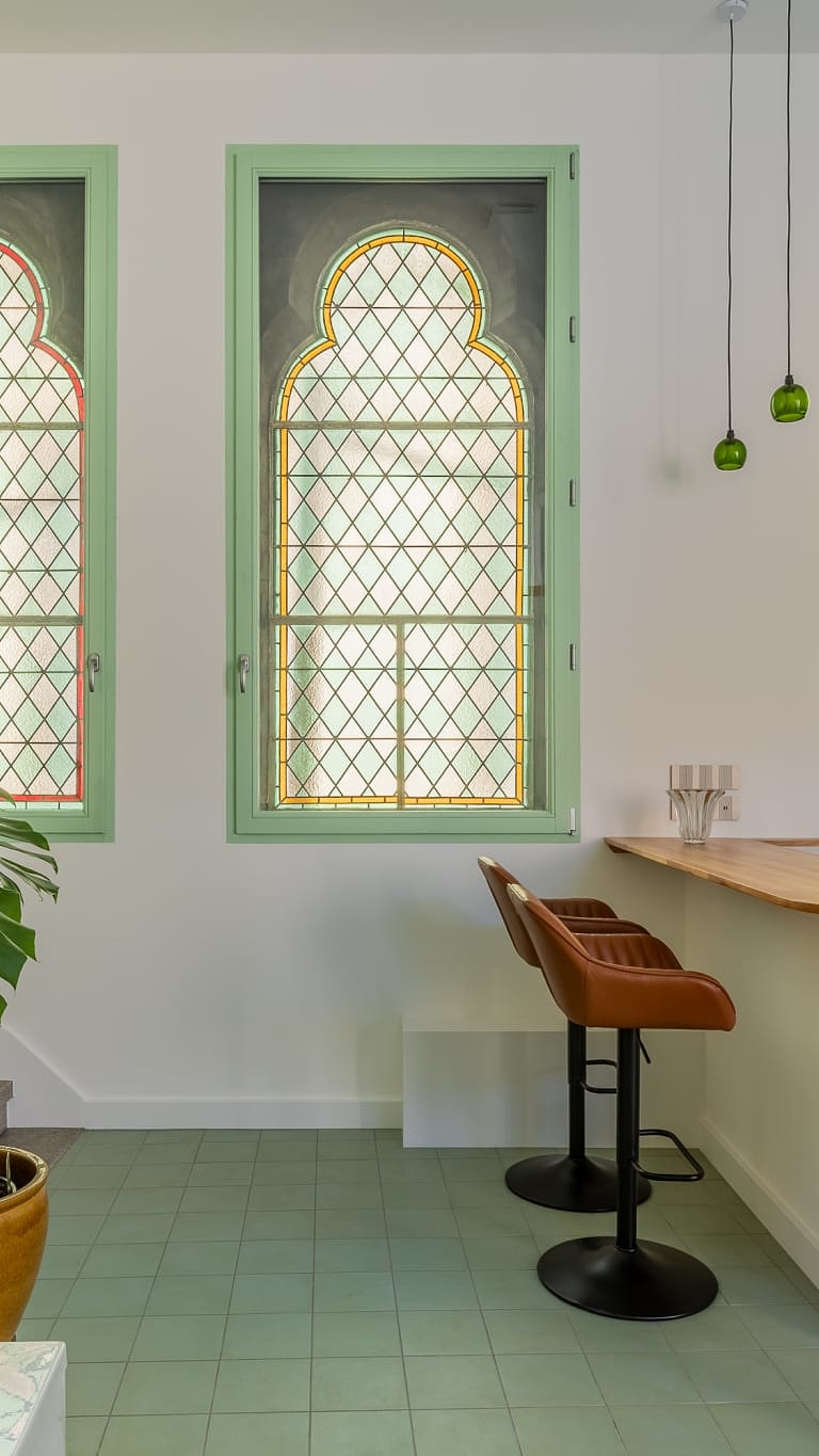 Cuisine sous les vitraux du Loft de la chapelle, à Metz