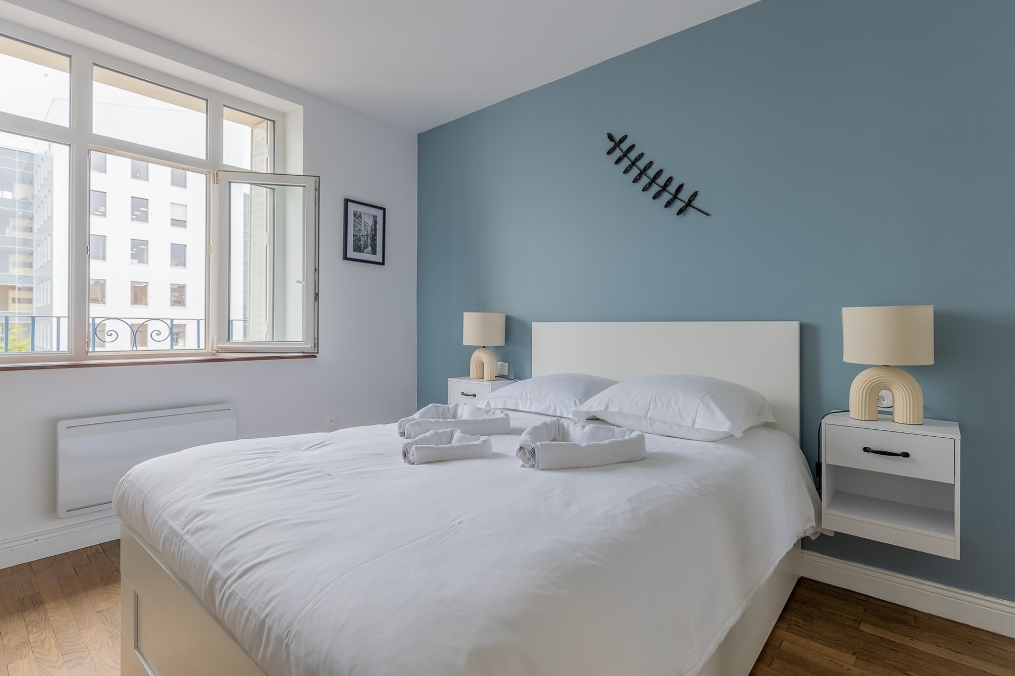 Chambre préparée avec serviettes pliées, aux Arènes à Metz