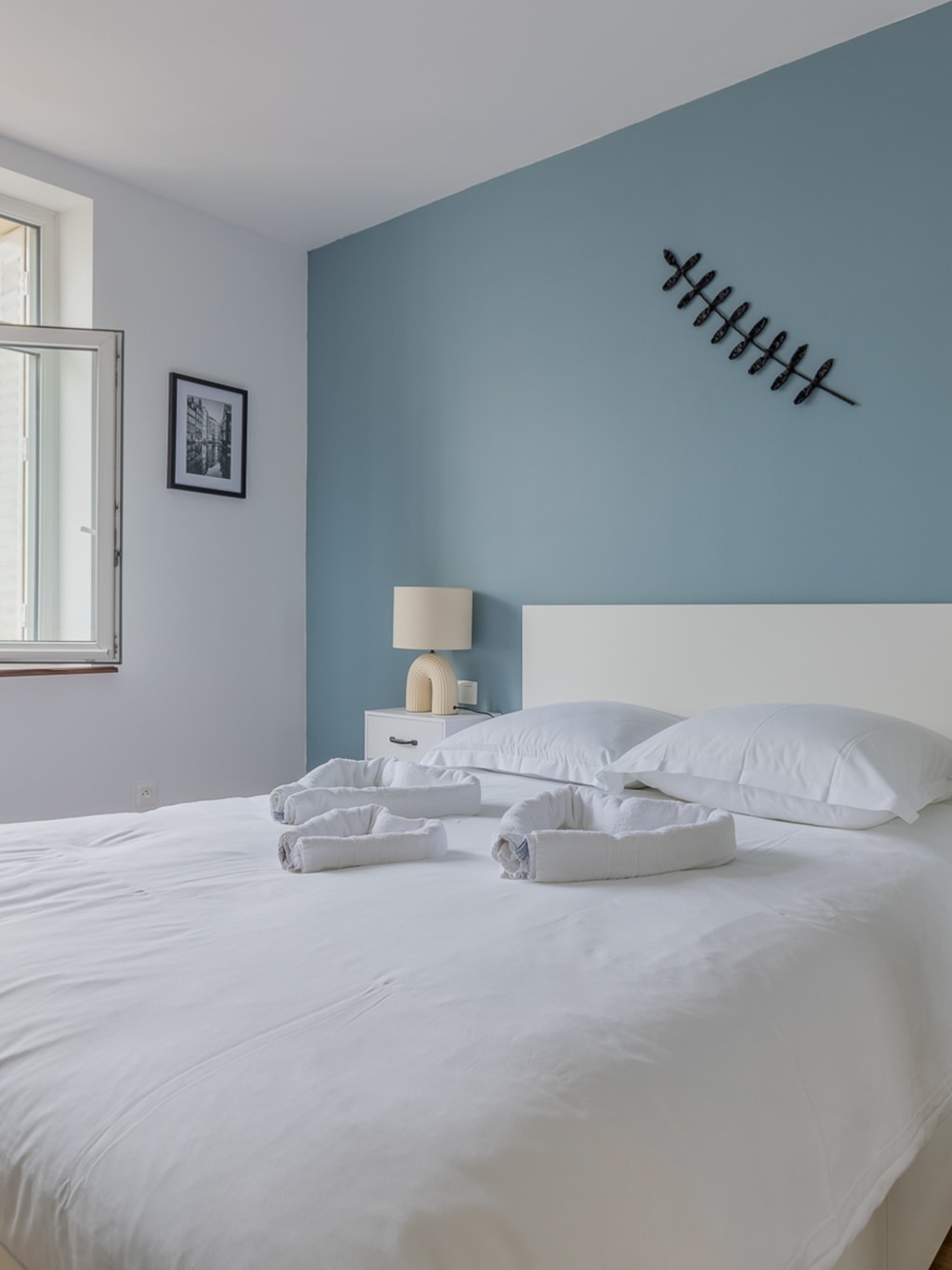 Chambre préparée avec serviettes pliées, aux Arènes à Metz