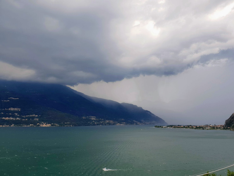 Temporale estivo sul Lago di Como e paesaggio sotto la pioggia