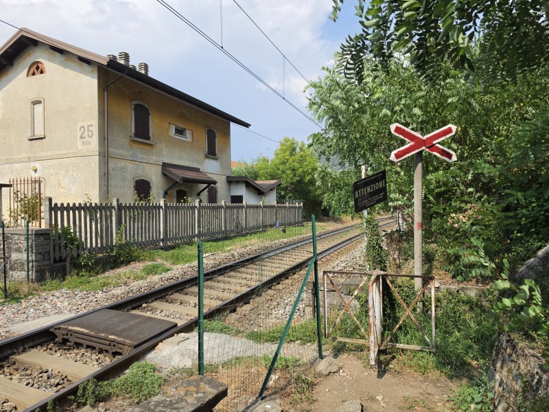 Attraversamento della ferrovia: prestare la massima attenzione