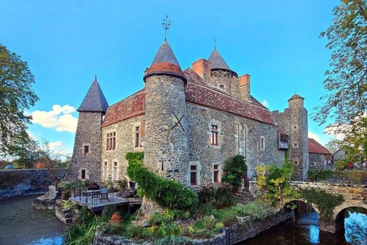 Le château de Bonnu et ses douves, près du lac d’Éguzon