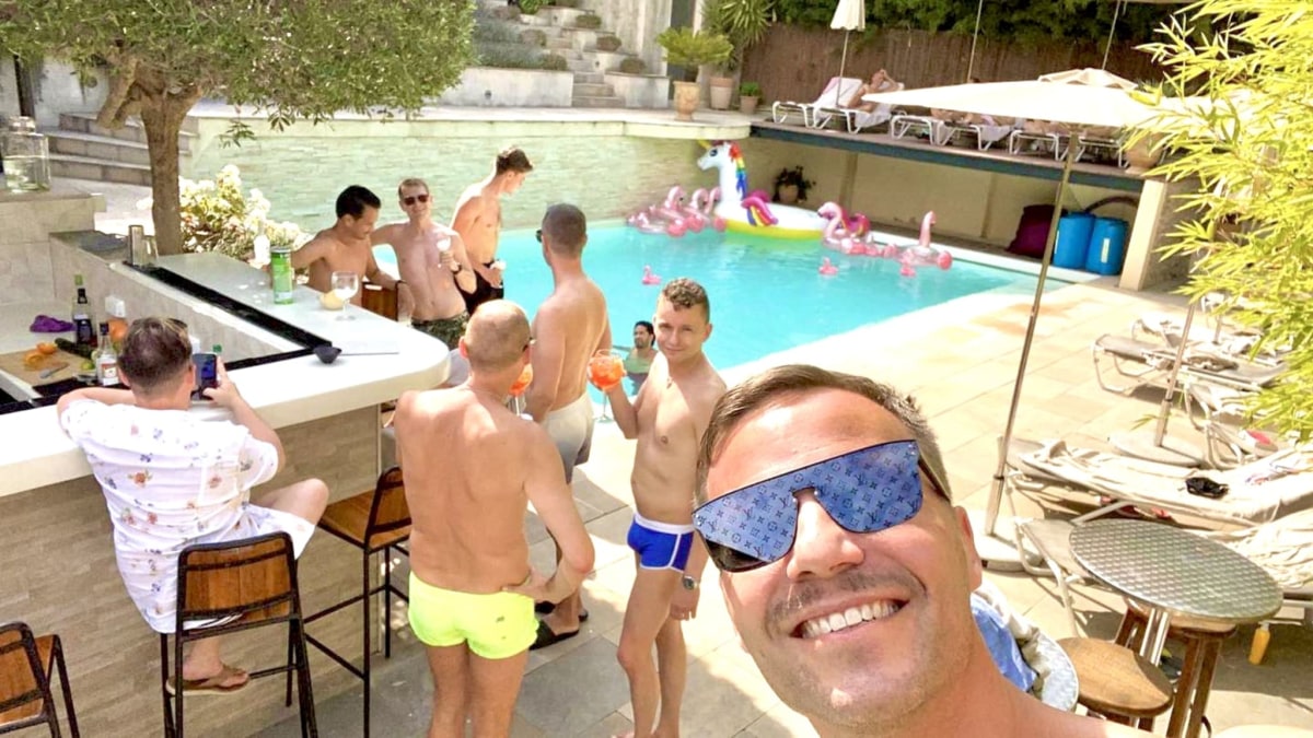 Gay hotel holiday accommodation, south France | Cinq & Sept