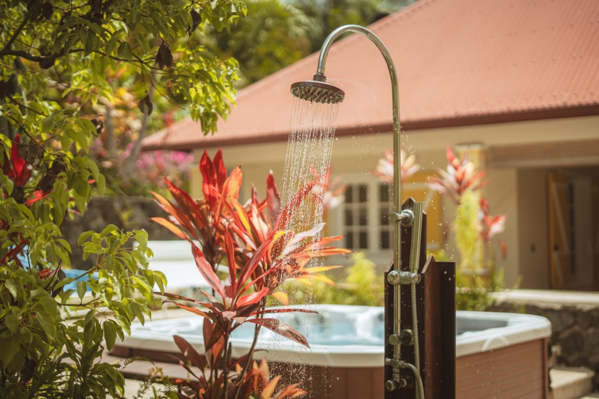 Douche extérieure dans le jardin tropical du domaine