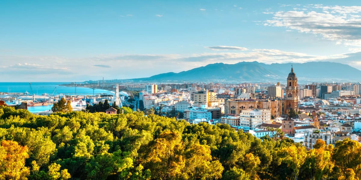 Vista panorámica de Málaga con la catedral y el puerto