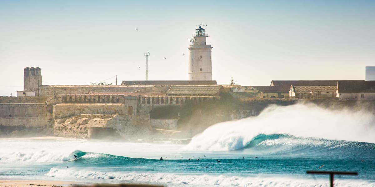 El faro de Tarifa con el mar agitado