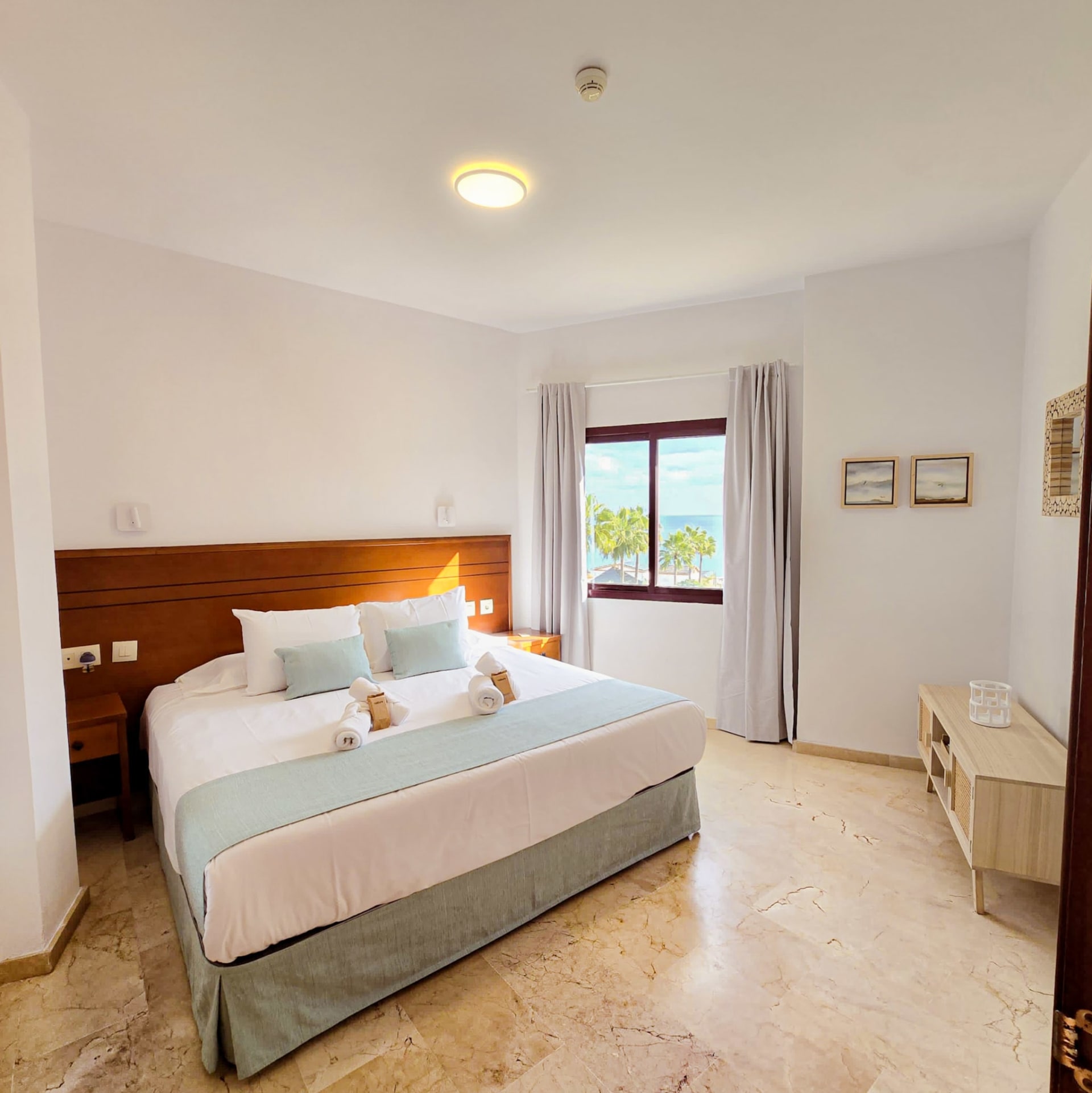 Dormitorio de una suite de CN-340 Suites
