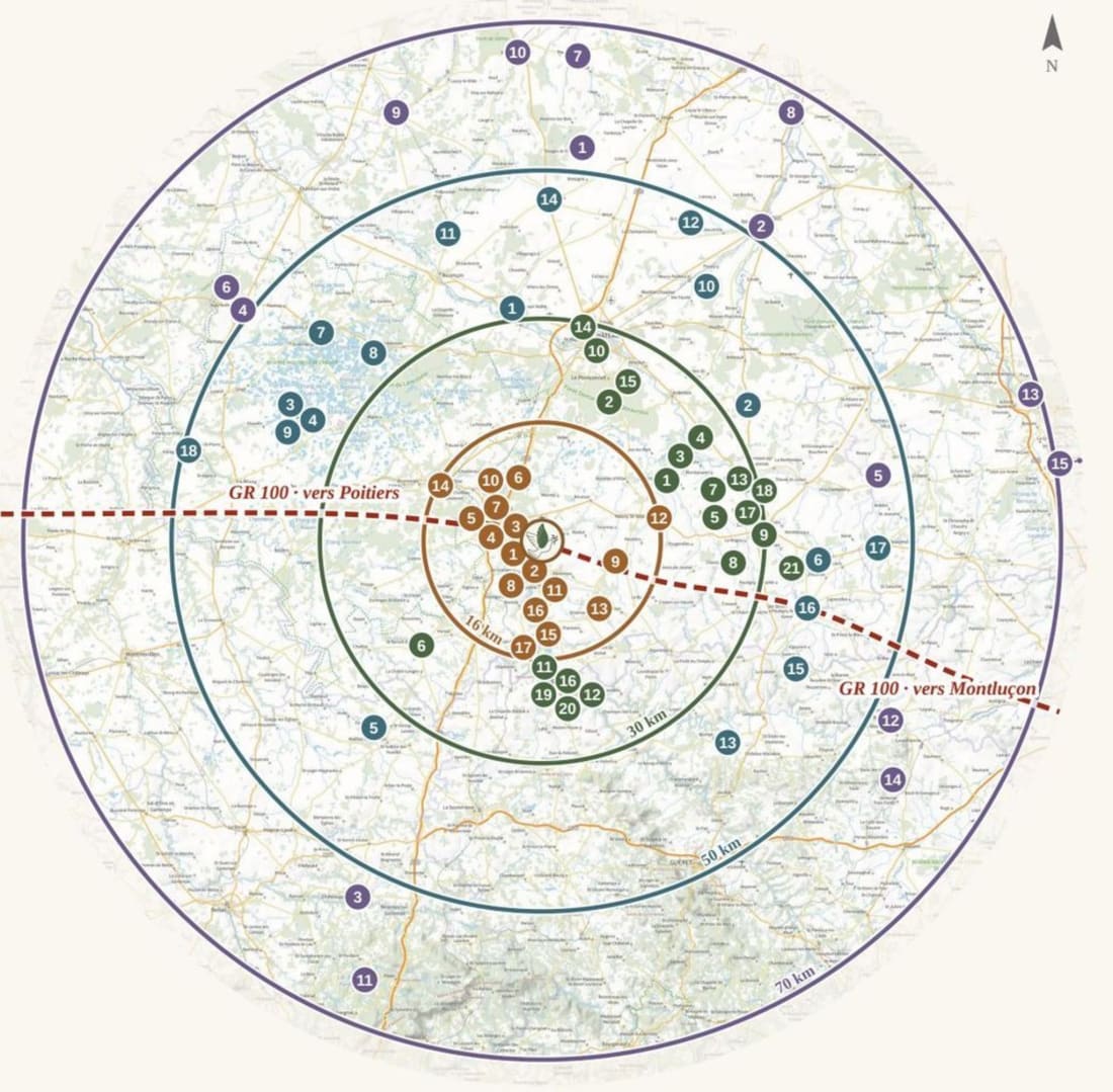 Carte des environs d'Aux Prés du Berry : la maison au centre, quatre rayons de 16, 30, 50 et 70 km et 71 visites numérotées
