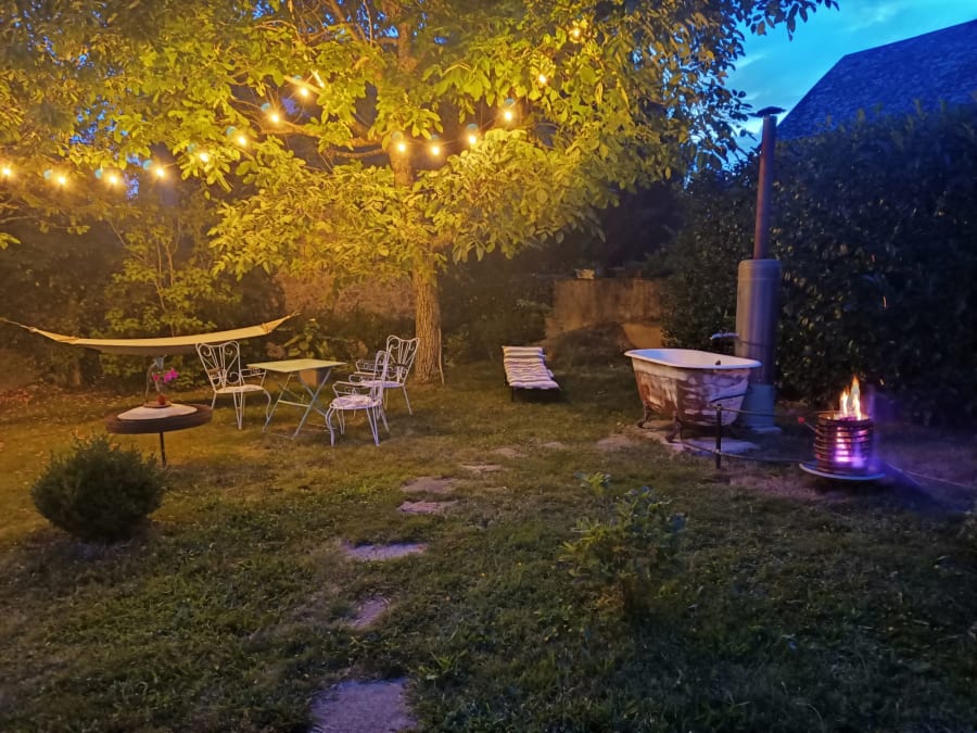 Jardin de nuit et baignoire extérieure