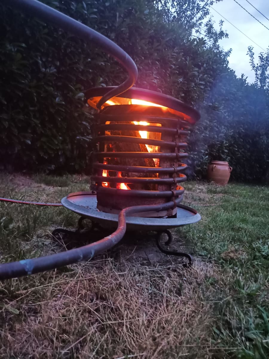 Baignoire extérieure dans le jardin