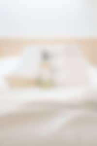 serviettes de toilettes blanches pliées sur le lit avec gel douche et produits d'accueil dans un panier, chambre air, maison de pagneux, chambres d'hôtes en Beaujolais des Pierres dorées 