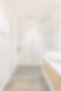 Douche italienne, carrelage mural blanc et sol couleur bois, chambre bois, maison de pagneux, chambres d'hôtes en Beaujolais des Pierres dorées