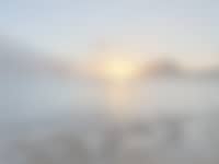 Coucher de soleil sur la côte caraïbe : la femme couchée, le Rocher du Diamant, le Morne Larcher créent une toile magique, fusion de beauté naturelle et d'émerveillement