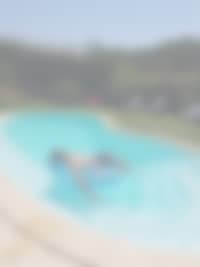 Détente à la piscine des Vergers de la Bouligaire accessible à nos résidents