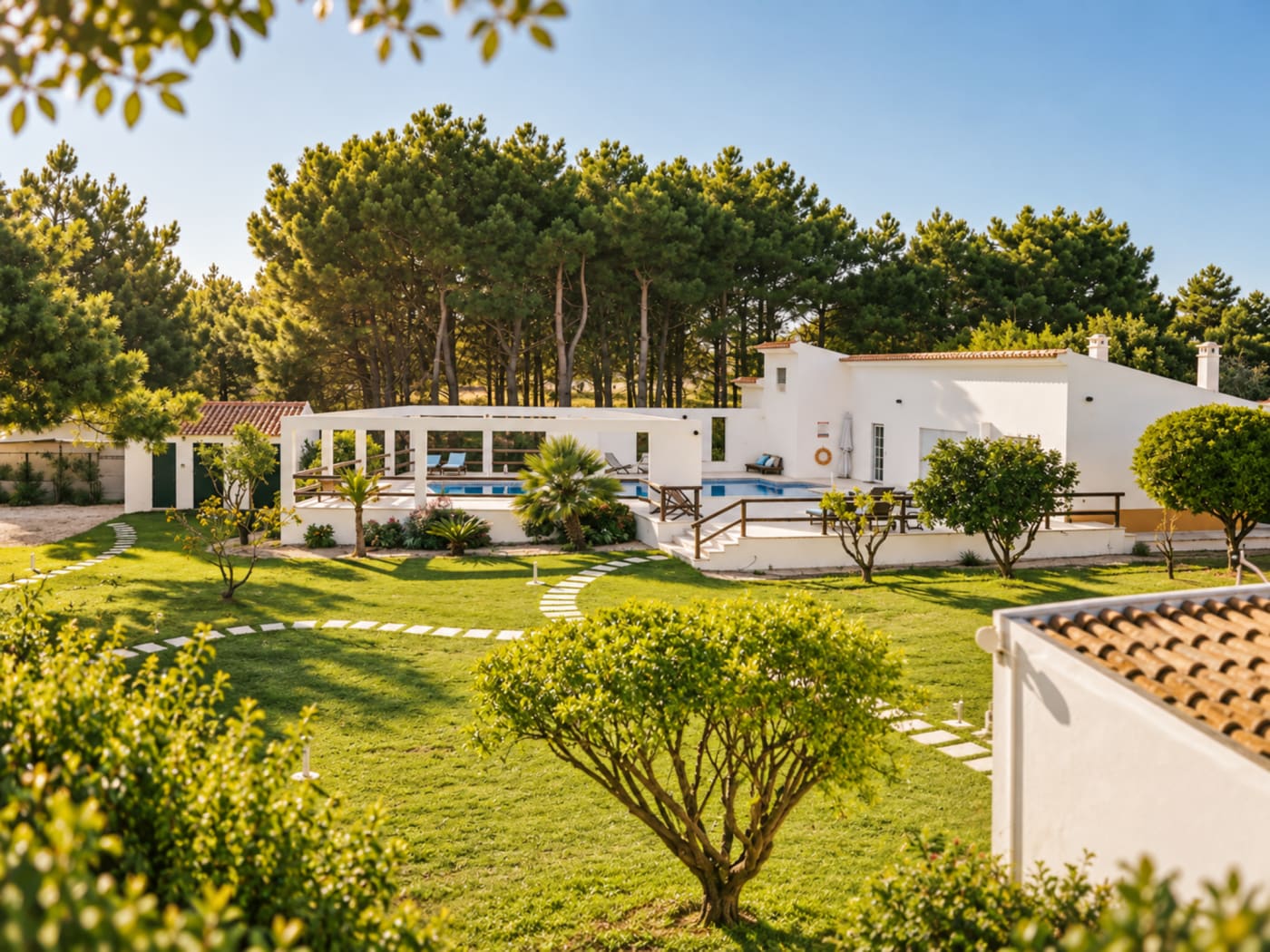 Piscina e jardins da Vila Louro, em Santa Cruz, Torres Vedras