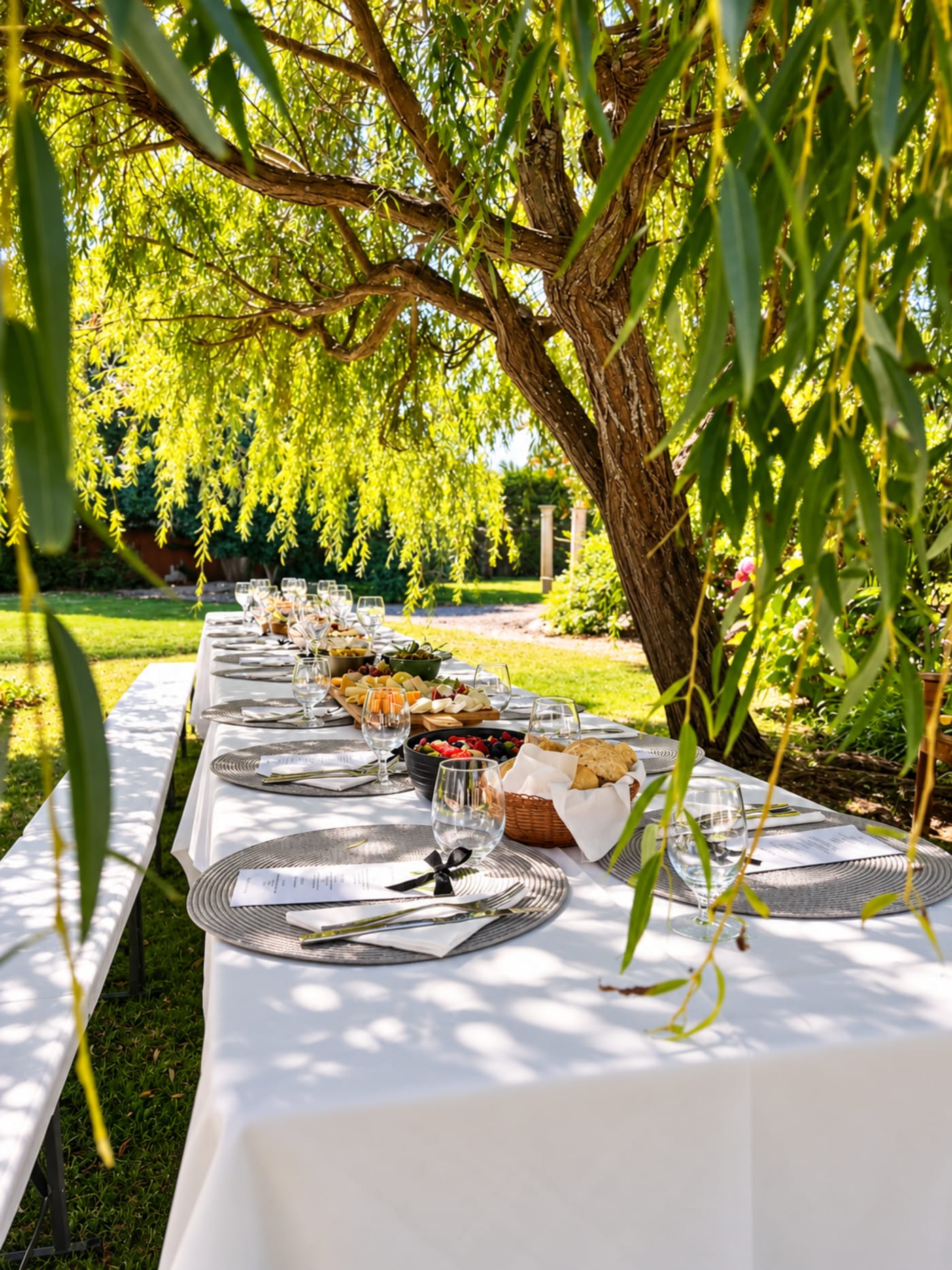 Mesa de catering ao ar livre nos jardins da Vila Louro
